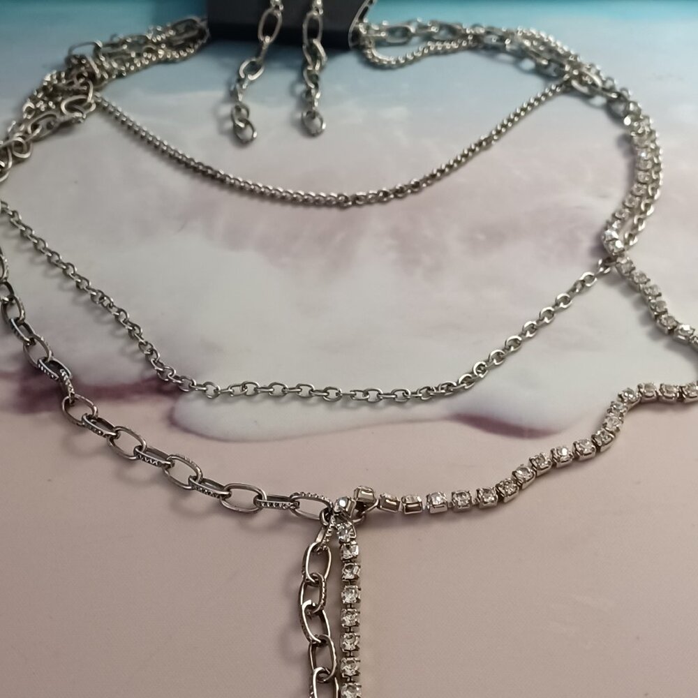 NWT PAPARAZZI RETRO RHINESTONE V NECK SILVER NECKLACE & EARRING SET
